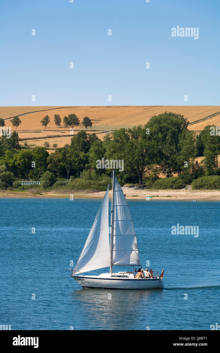 DEU, l'Allemagne, région du Sauerland, Moehnesee, barrage d'approvisionnement en eau Moehnesee, lac Moehne, bateau à voile. DEU, Deutschland, Sauerland, Moehnesee, Moehneseeta Banque D'Images