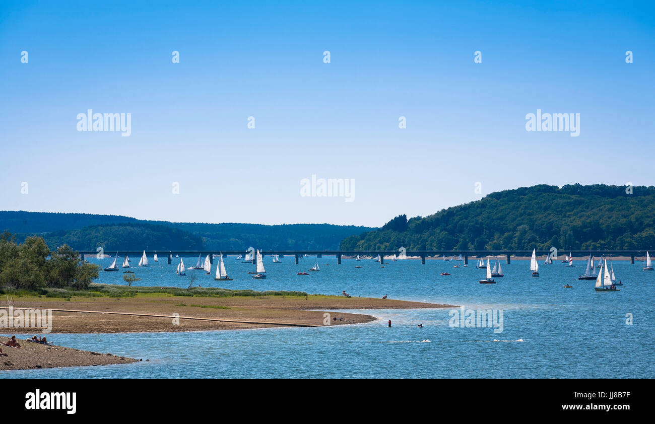 DEU, l'Allemagne, région du Sauerland, Moehnesee, barrage d'approvisionnement en eau Moehnesee, lac Moehne, bateaux à voile. DEU, Deutschland, Sauerland, Moehnesee, Moehneseet Banque D'Images