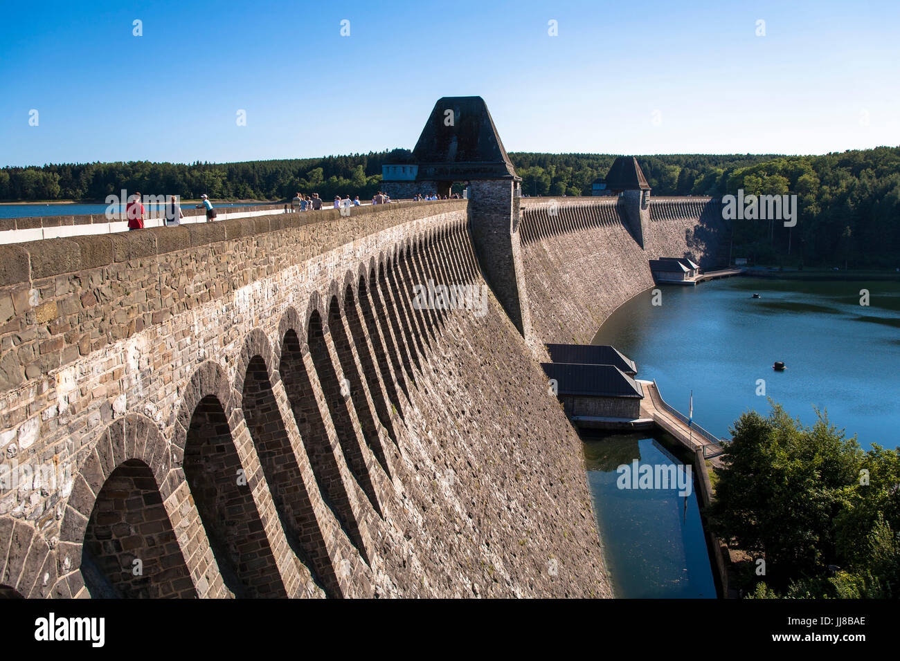 DEU, l'Allemagne, région du Sauerland, Moehnesee, Moehensee barrage d'approvisionnement en eau. DEU, Deutschland, Sauerland, Moehnesee, Moehneseetalsperre. Banque D'Images
