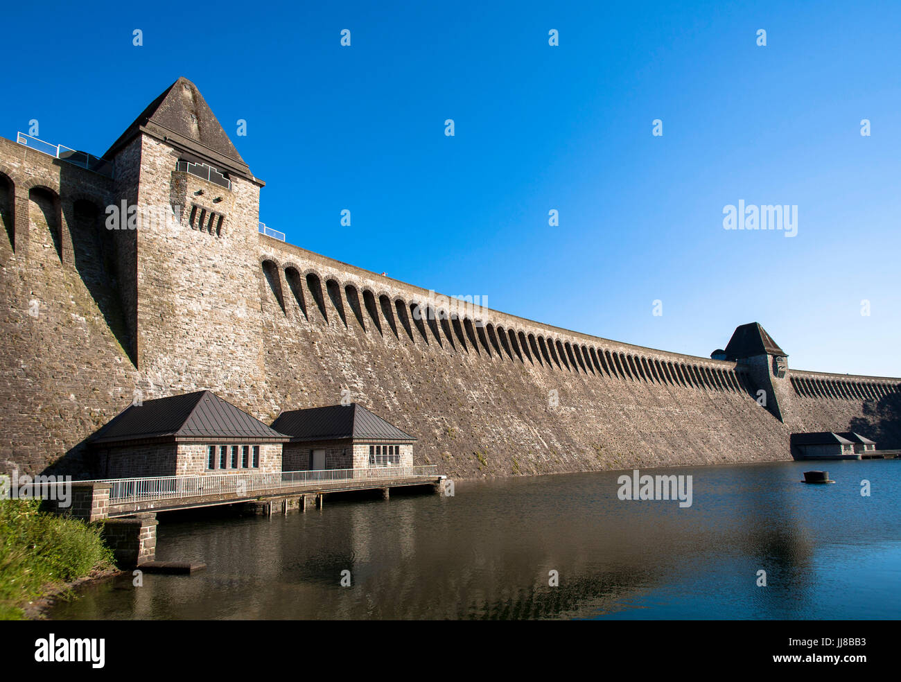 DEU, l'Allemagne, région du Sauerland, Moehnesee, barrage d'approvisionnement en eau Moehnesee. DEU, Deutschland, Sauerland, Moehnesee, Moehneseetalsperre. Banque D'Images