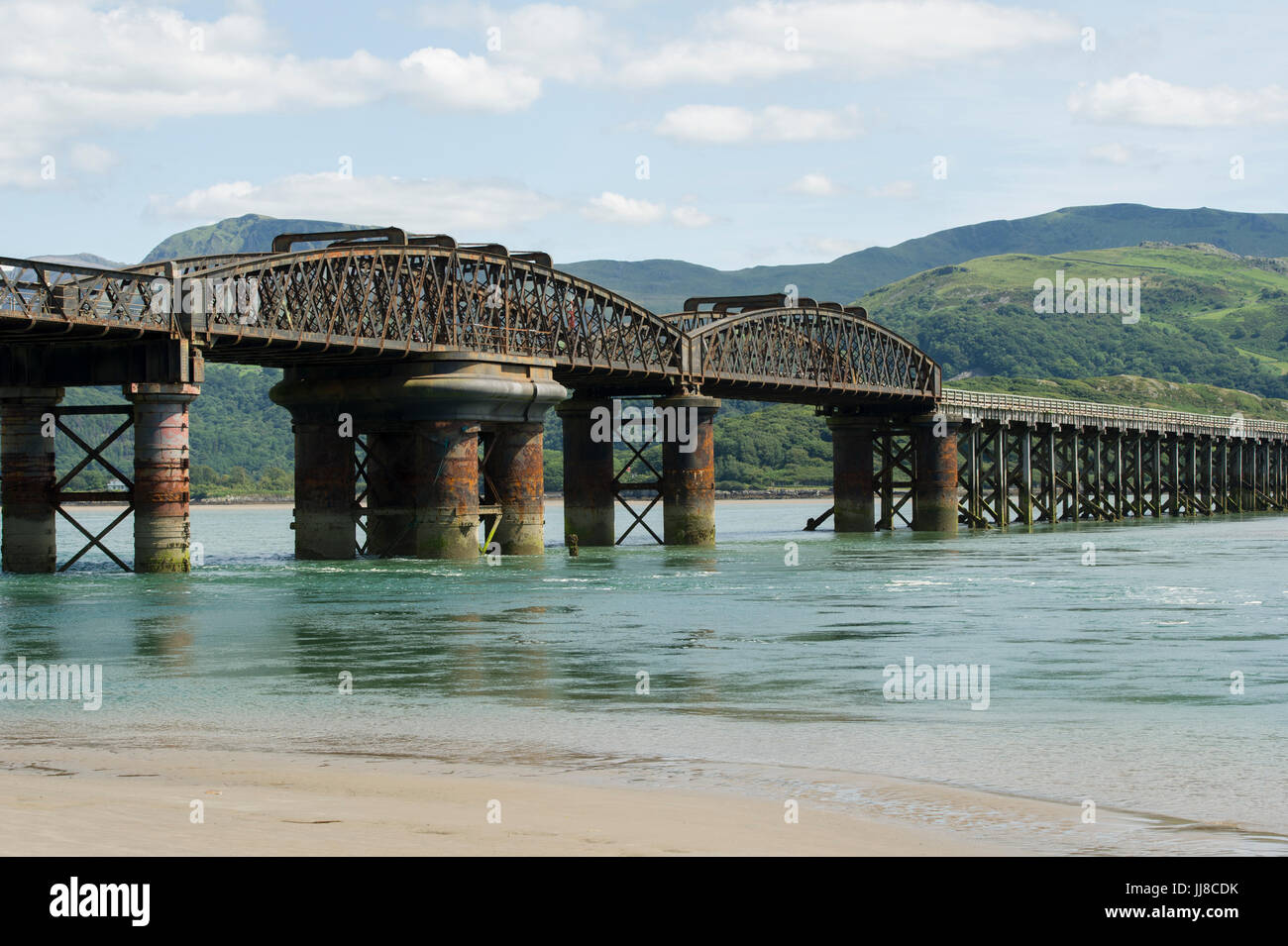 Le célèbre pont de chemin de fer traversant l'estuaire de l'Afon Mawddach (Rivière Mawddach) à Barmouth au Pays de Galles Banque D'Images