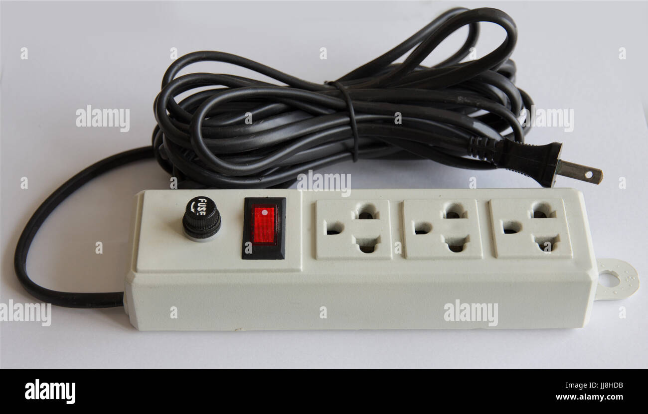 Bouchon électrique avec prise multiple sur fond blanc Banque D'Images