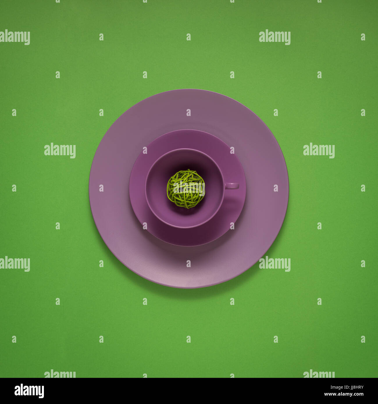 Concept créatif photo d'assiettes peintes sur fond vert. Banque D'Images
