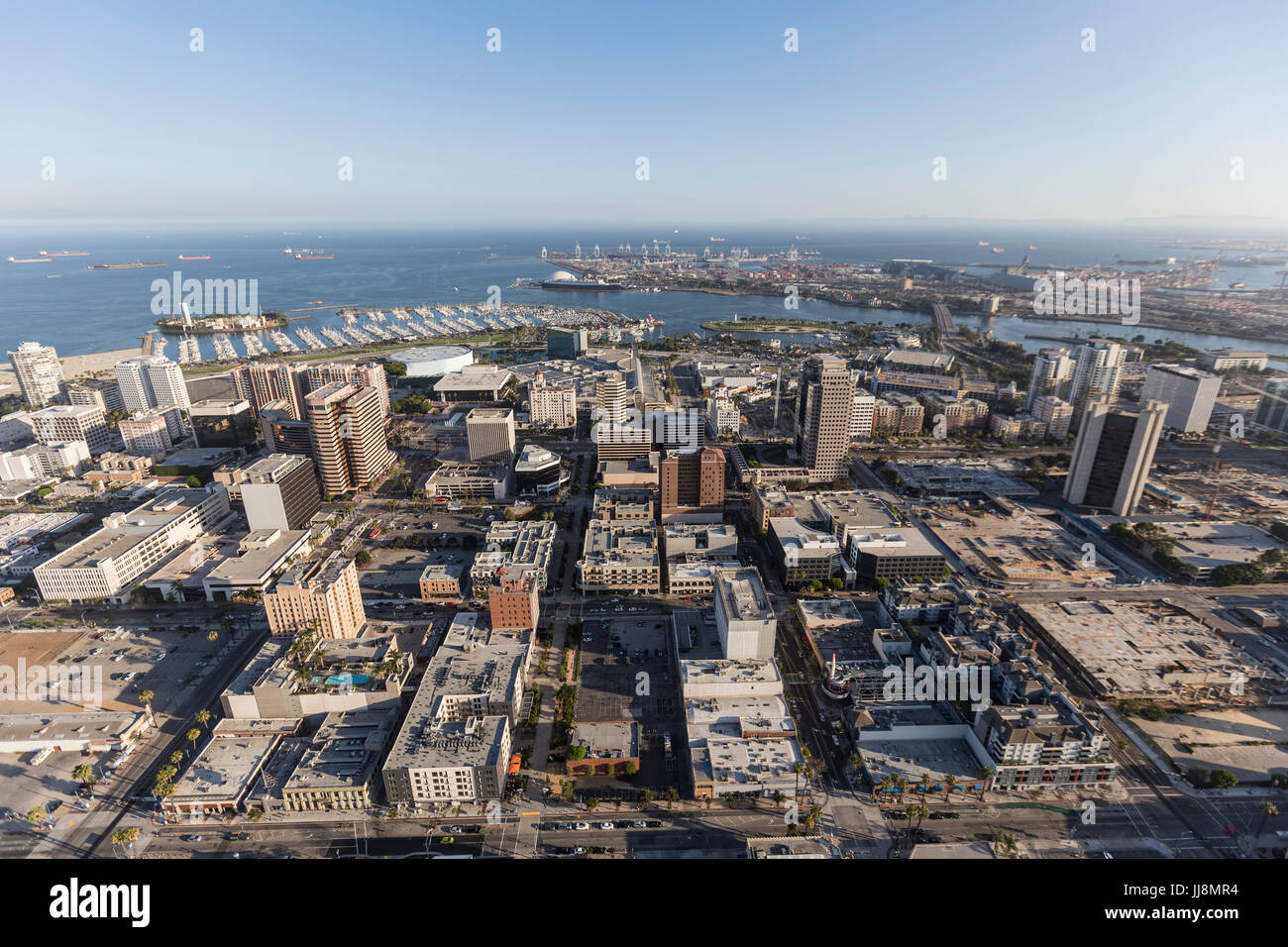 Vue aérienne du centre-ville de Long Beach dans le comté de Los Angeles, en Californie. Banque D'Images