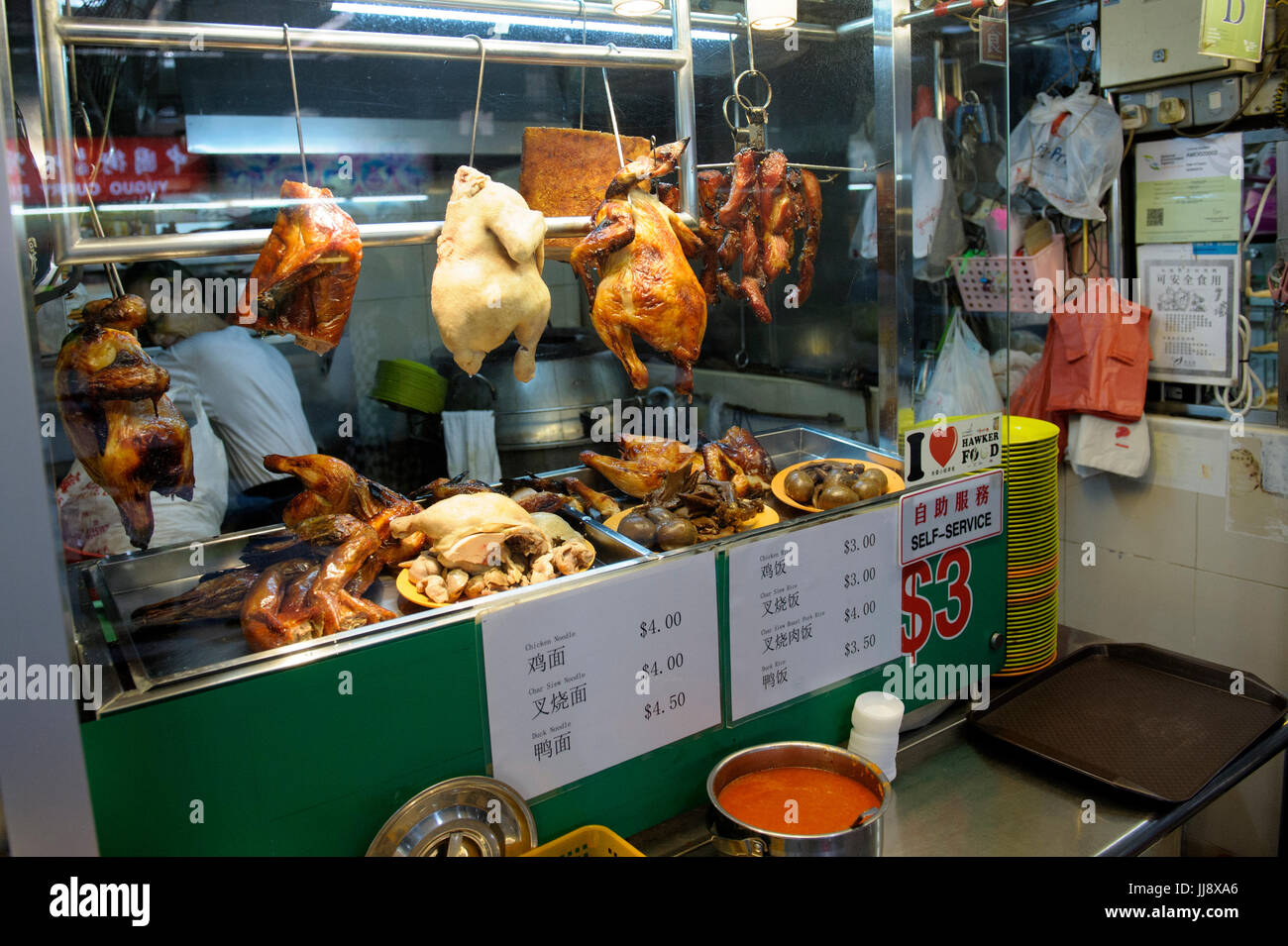 Sélection de la viande cuite à vendre à l'étal de Hawker, Chinatown, Singapour Banque D'Images