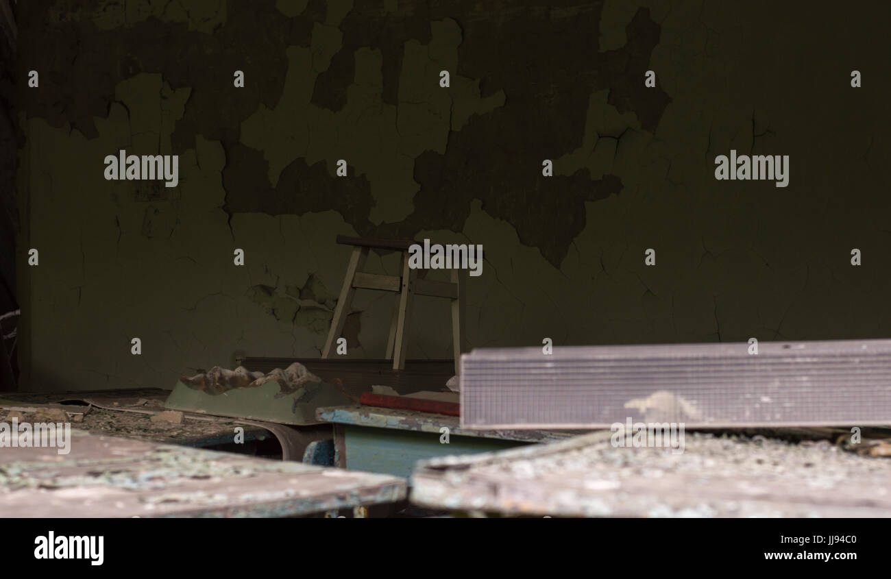 Classe de l'école abandonnée dans la ville fantôme de Pripyat dans la zone d'exclusion de Tchernobyl Banque D'Images