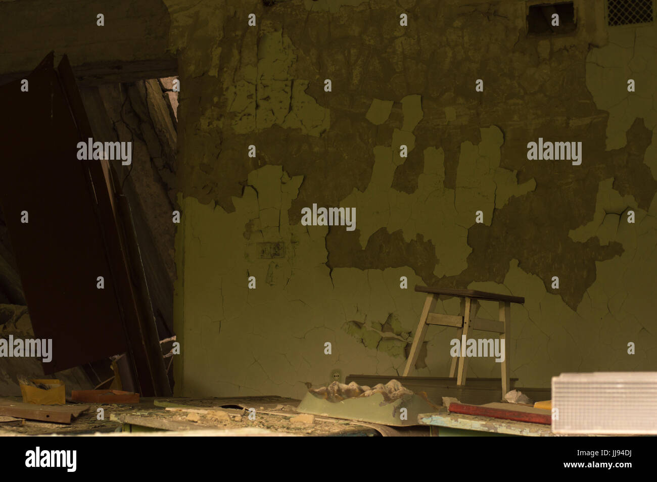 Classe de l'école abandonnée dans la ville fantôme de Pripyat dans la zone d'exclusion de Tchernobyl Banque D'Images
