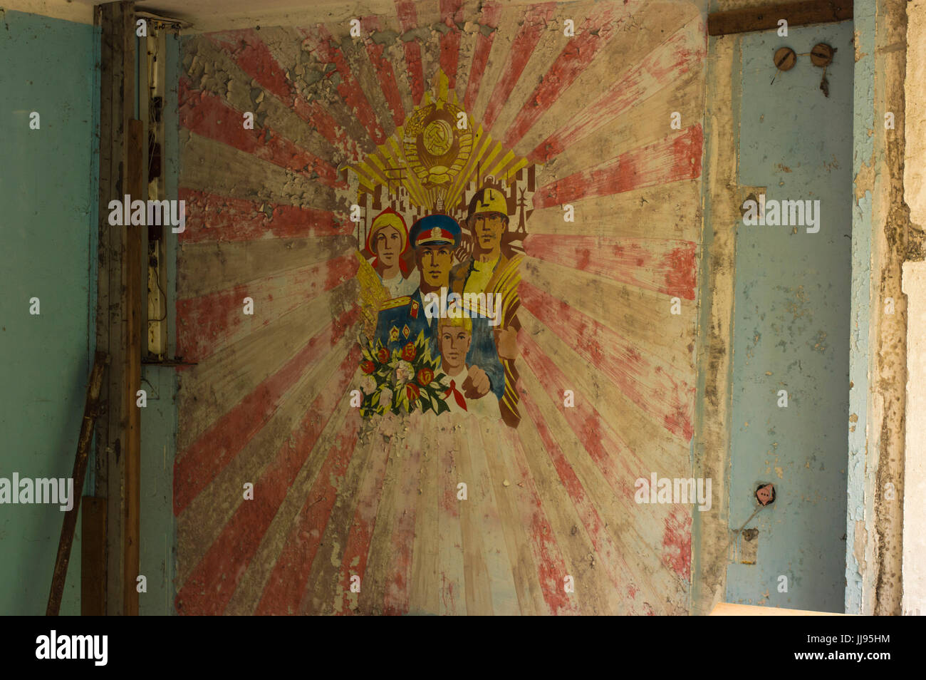 La propagande soviétique commun peinture murale dans la chambre abandonnée dans la ville fantôme de Pripyat dans la zone d'exclusion de Tchernobyl Banque D'Images