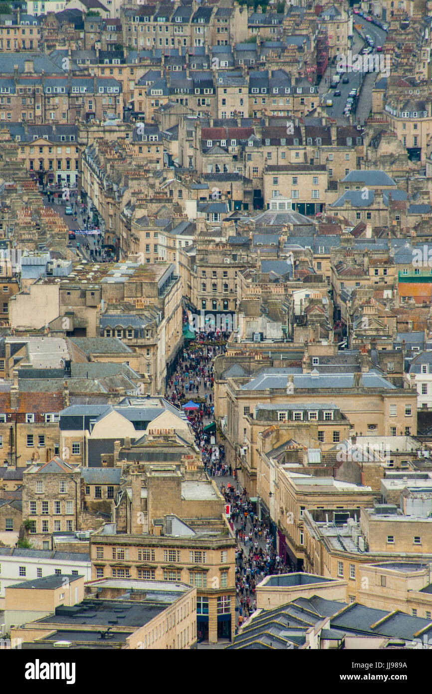 Vue aérienne des gens marchant des rues de Bath, Somerset, Angleterre, Royaume-Uni Banque D'Images