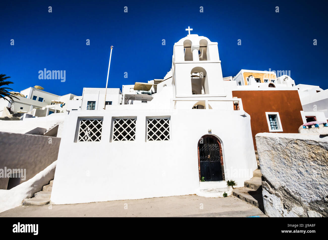 Santorini, Cyclades, Grèce. Église blanche à Thira, la ville principale de l'île. Banque D'Images