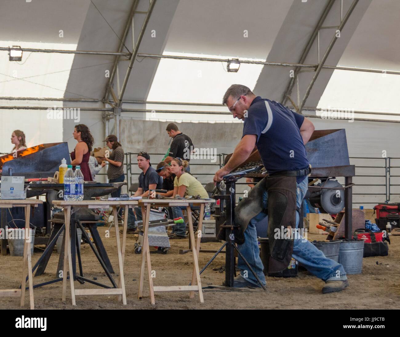 Un concurrent a 2 heures pour construire un ensemble complet de chaussures pour un cheval dans les produits de la concurrence dans le cadre du Stampede de Calgary. Banque D'Images