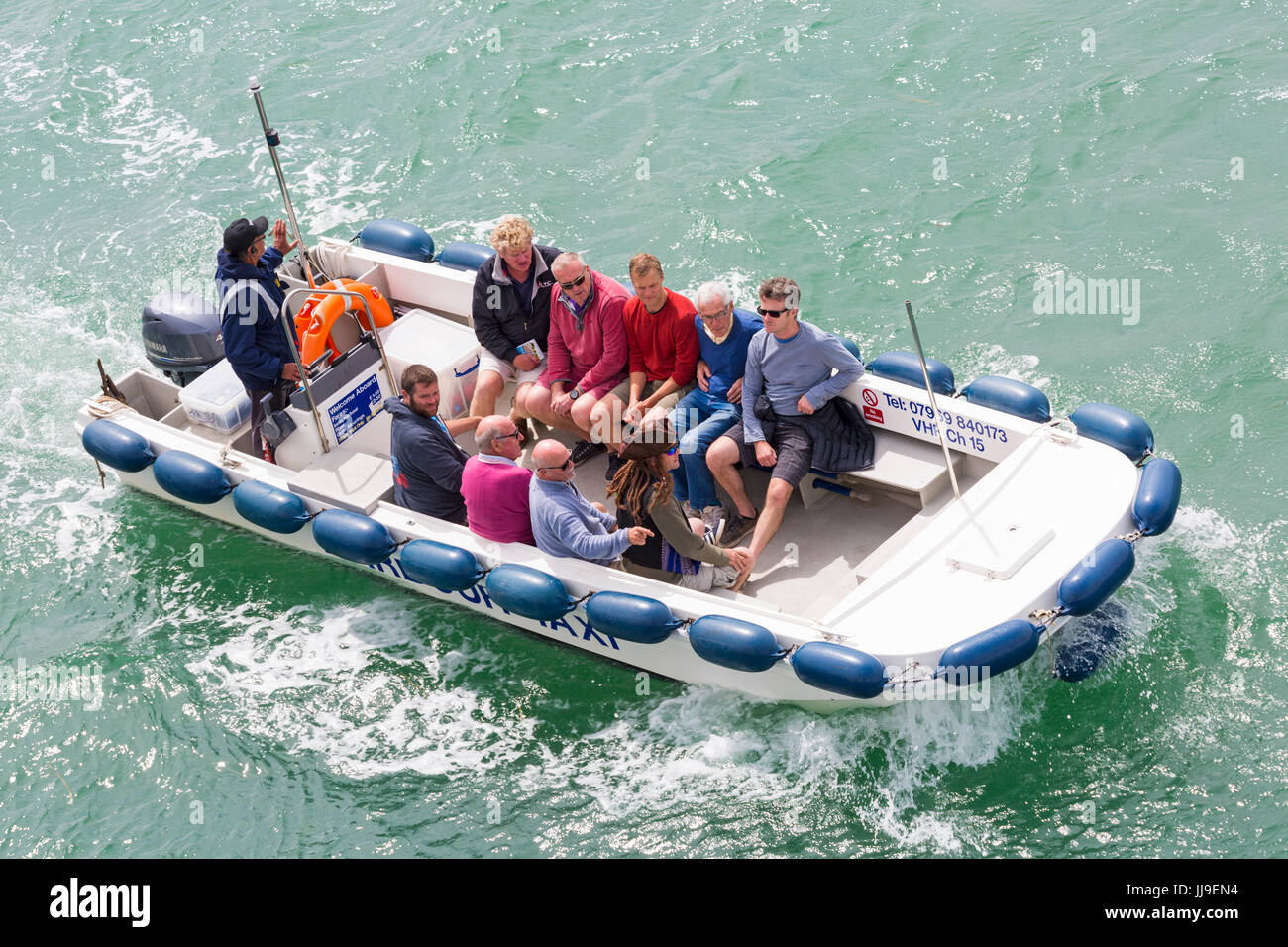 Passagers en bateau-taxi taxi du port dans le Solent entre Lymington et Yarmouth, Isle of Wight, Hampshire, Royaume-Uni en juillet Banque D'Images