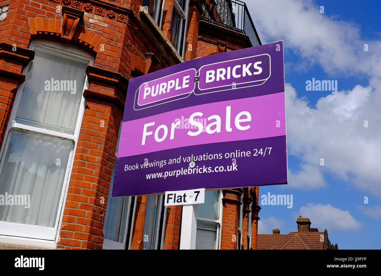 En ligne briques violet estate agents signe, Norfolk, Angleterre Banque D'Images En ligne briques violet estate agents signe, Norfolk, Angleterre Banque D'Images