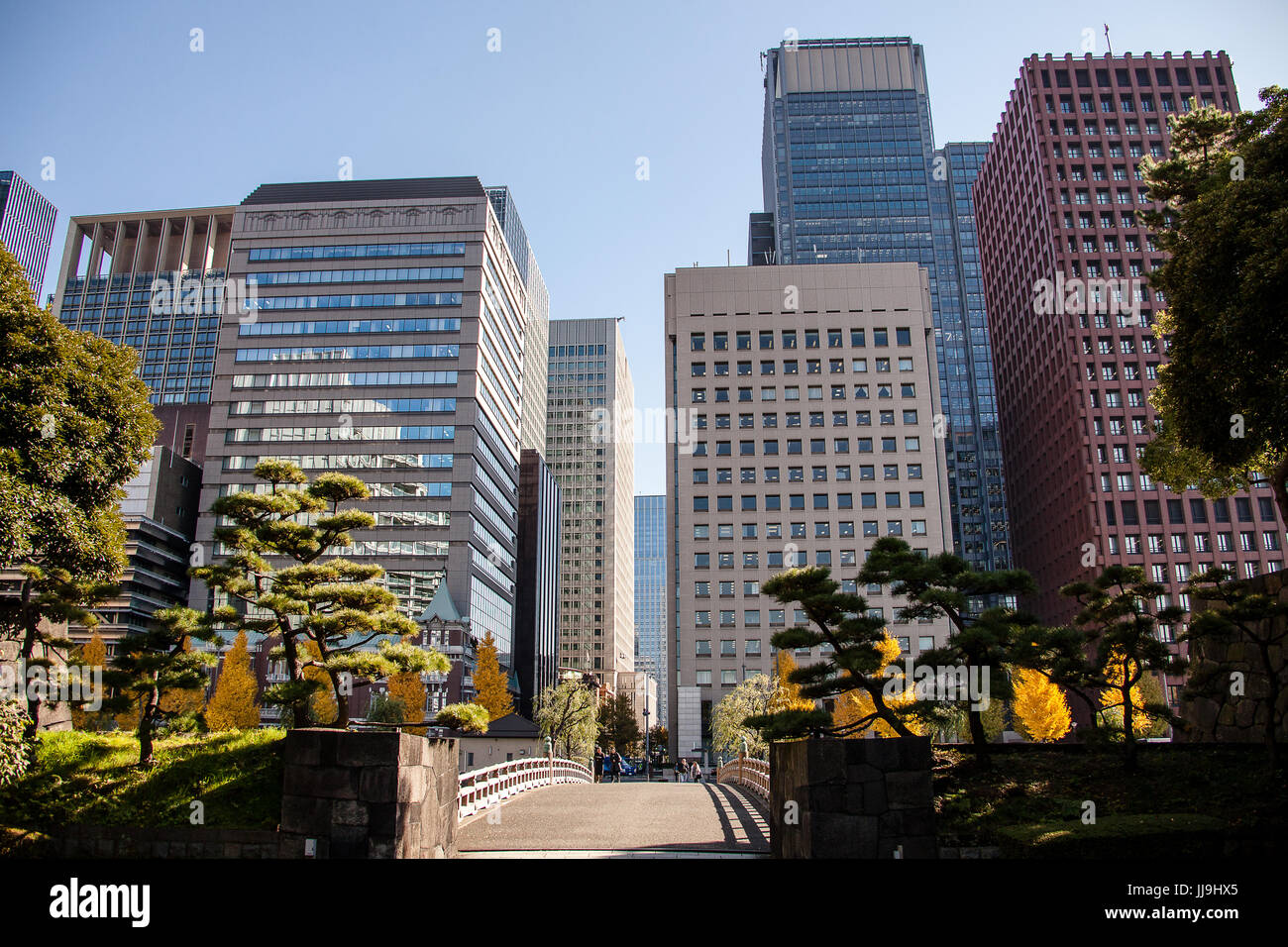 Un pont relie les jardins nationaux kokyogaien à hibiya dori et le quartier financier de Tokyo Banque D'Images