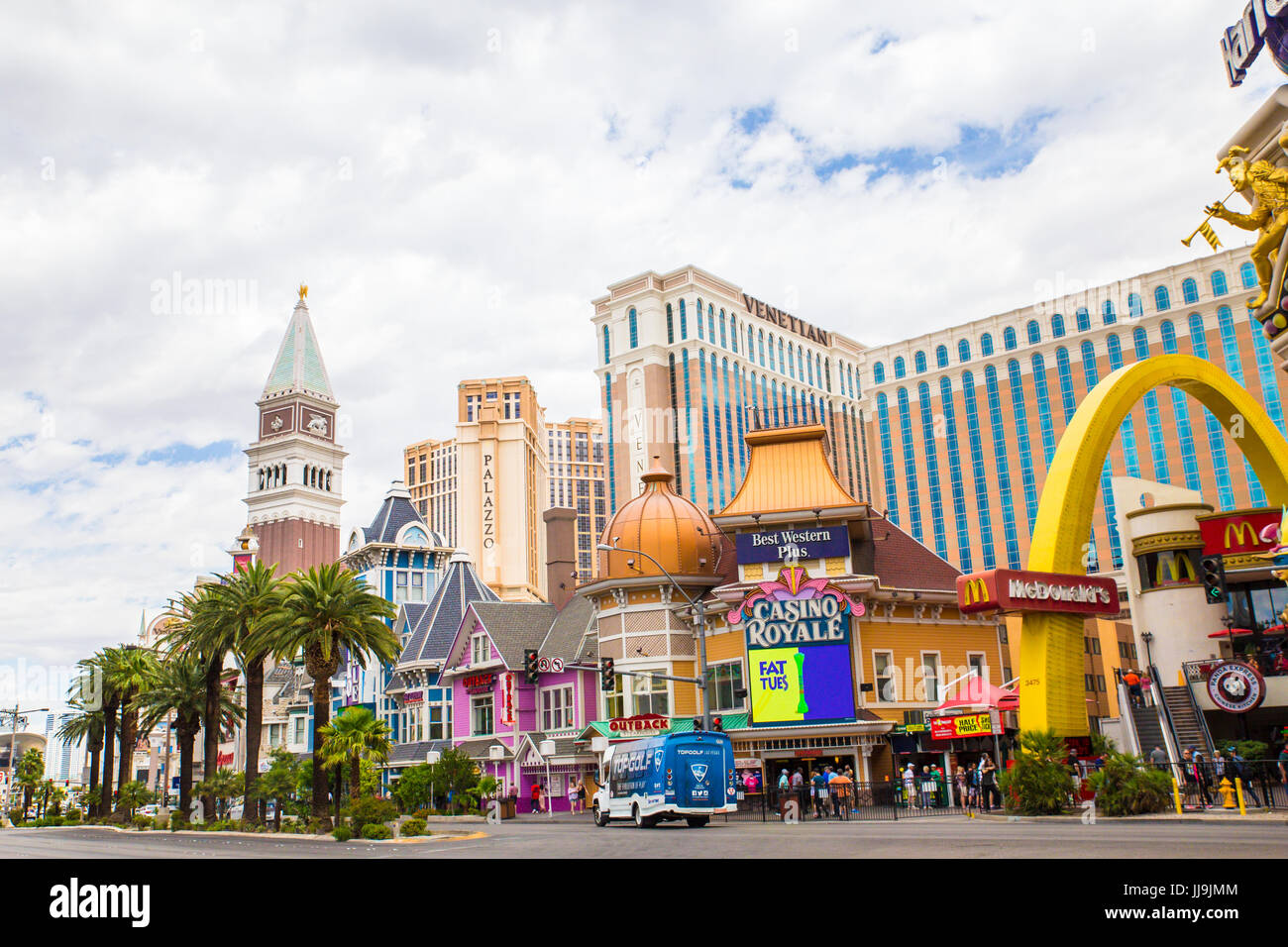 LAS VEGAS, NEVADA - 17 MAI 2017 : vue sur la rue de Las Vegas Boulevard avec hôtels et restaurants à vue. Banque D'Images