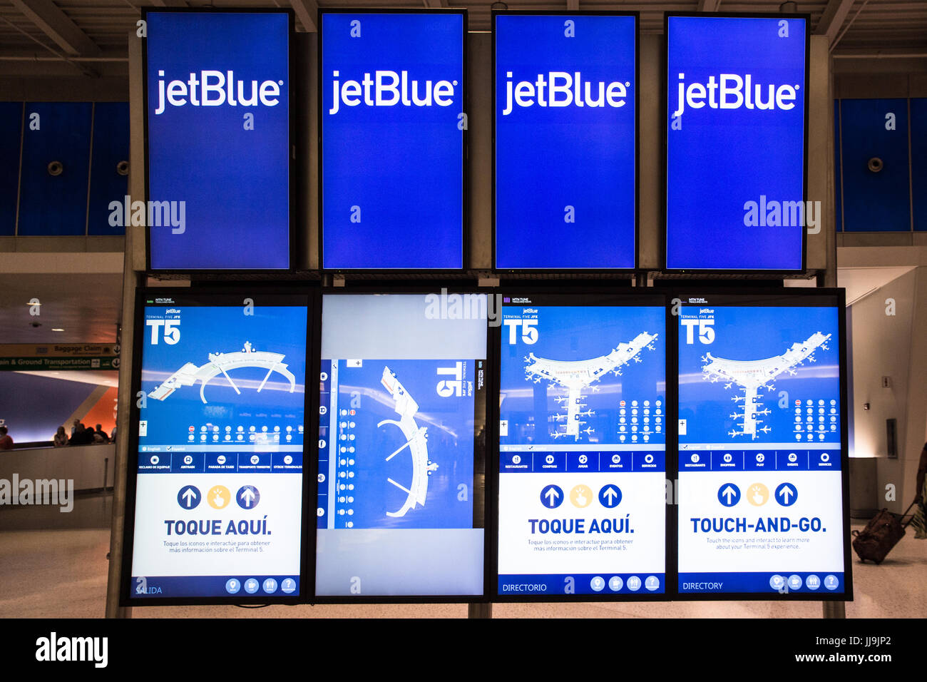 NEW YORK CITY - Mai 17, 2017 : avis de l'administration à l'arrivée et au départ du Terminal 4 de JetBlue à l'aéroport international John F. Kennedy JFK aka Banque D'Images