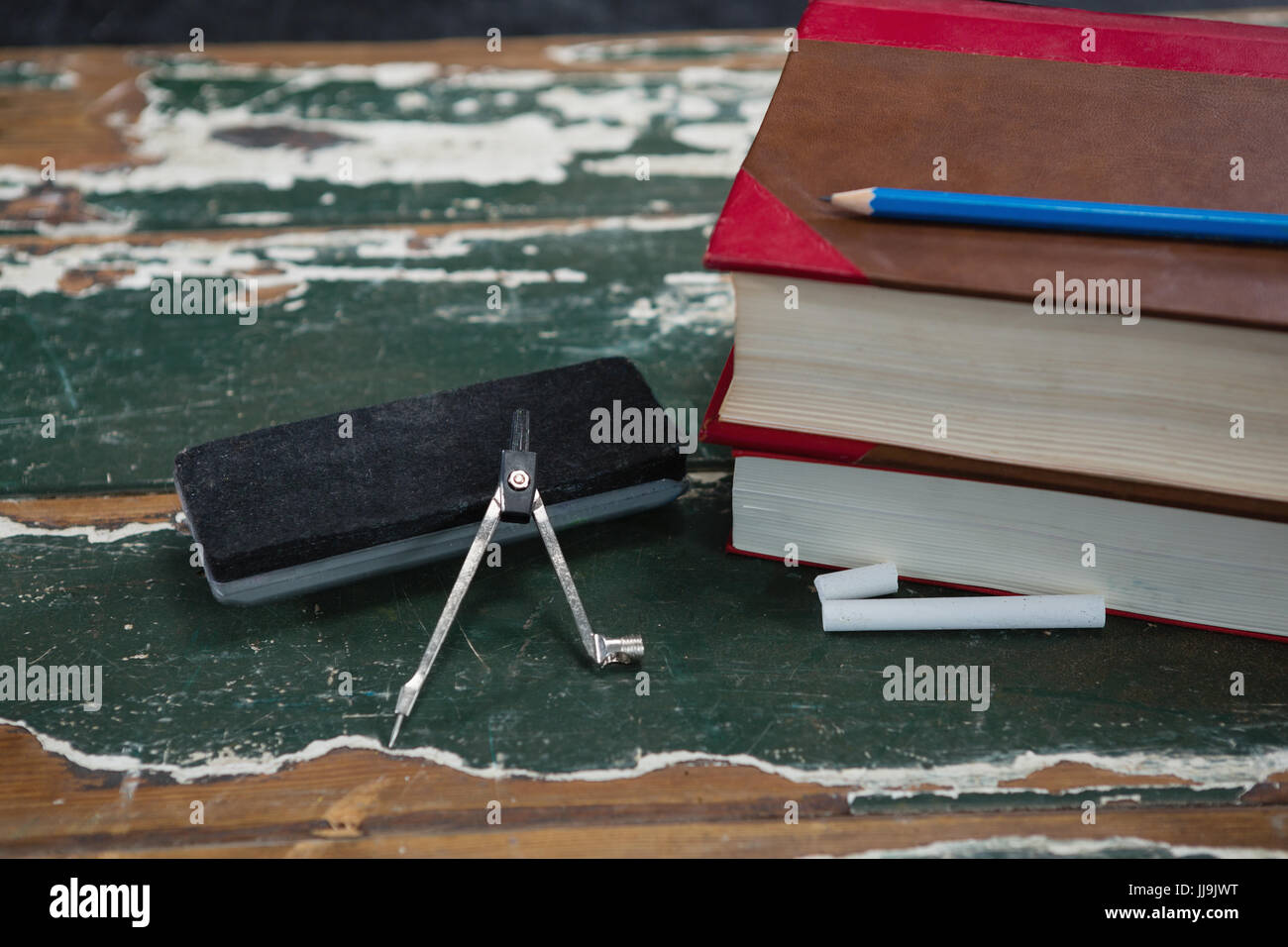 Close-up of books, Duster et boussole sur table en bois Banque D'Images