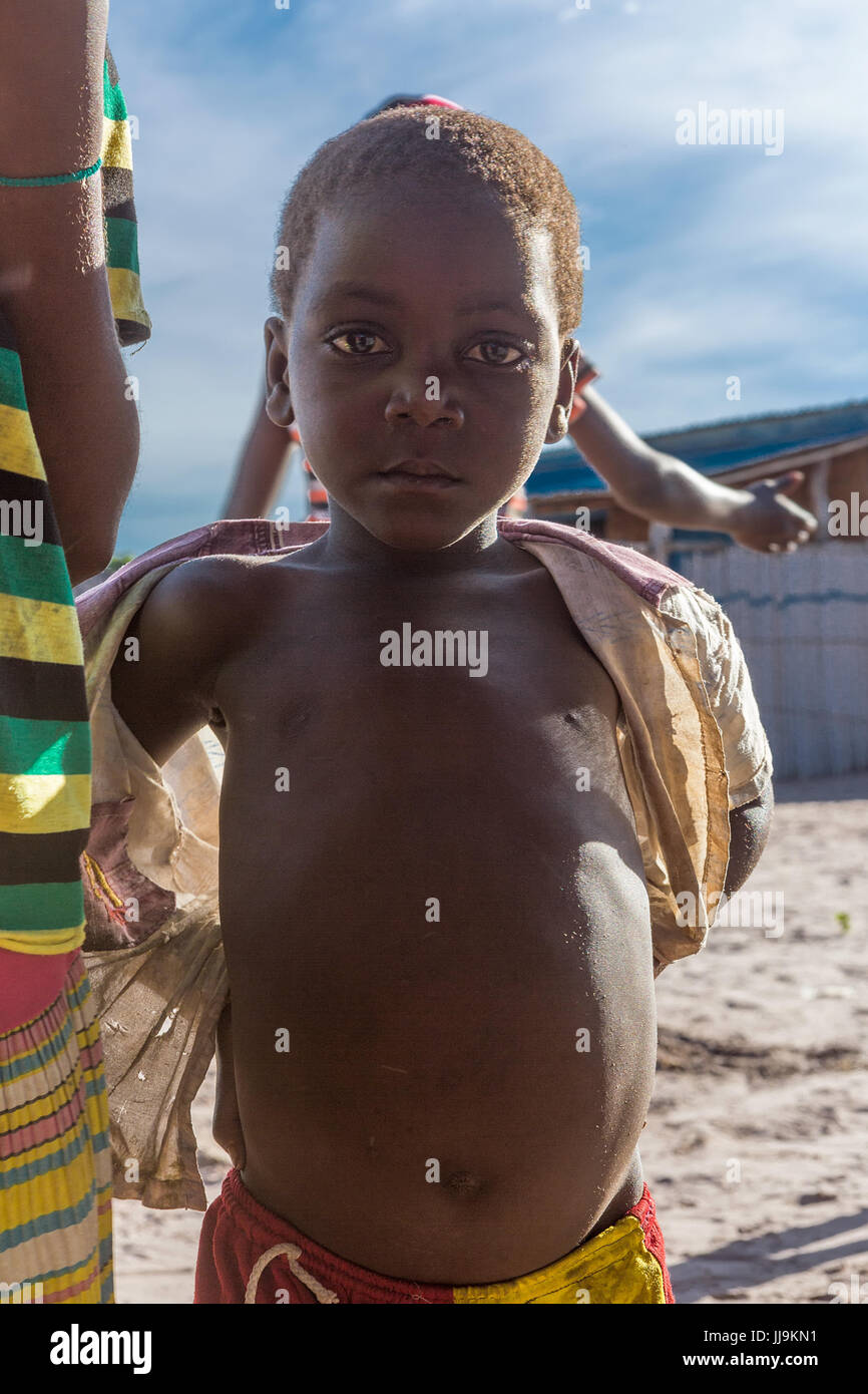 DUNDO/Angola - 23 AVRIL 2015 - Portrait de professionnels dans les régions rurales d'Afrique enfant. Banque D'Images