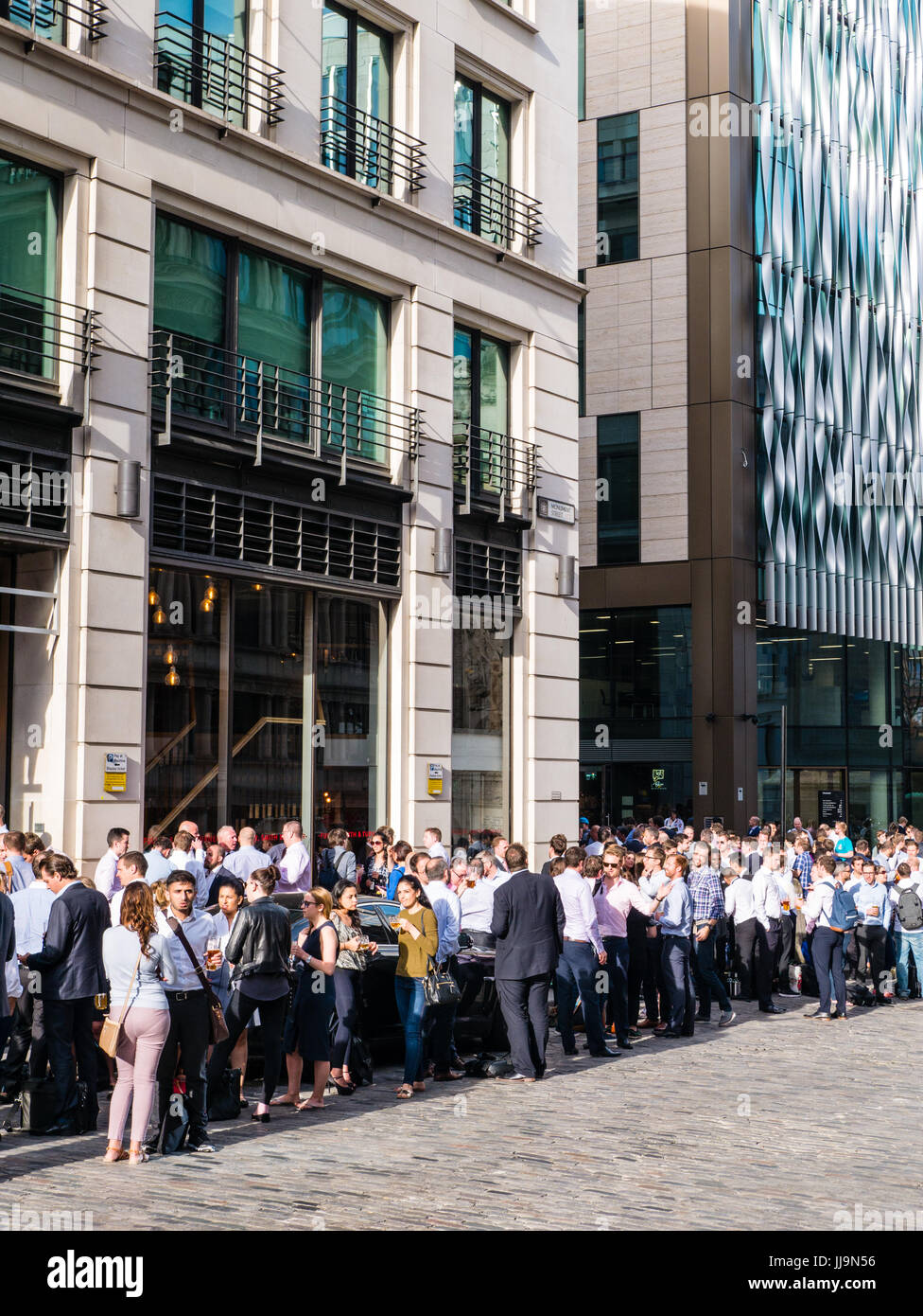 Les travailleurs de la ville, après le travail, l'alcool, City of London, Londres, Angleterre, RU, FR. Banque D'Images