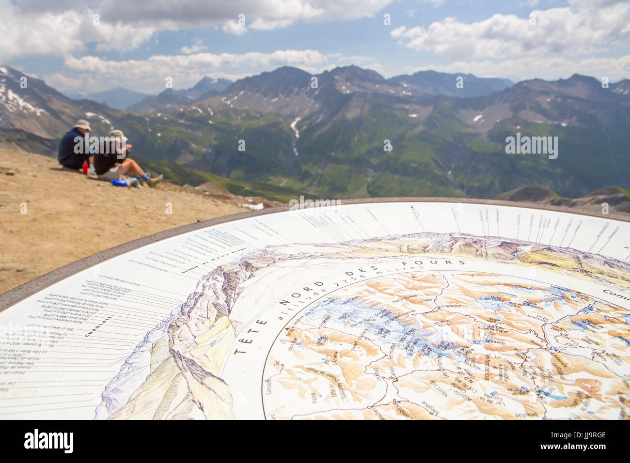 Une tablette avec le panorama sur le sommet de la tête des fours avec Mont Blanc au loin. C'est à mi-chemin le Tour du Mont Blanc, un classique de plusieurs journées de marche autour du plus haut sommet des Alpes. Banque D'Images