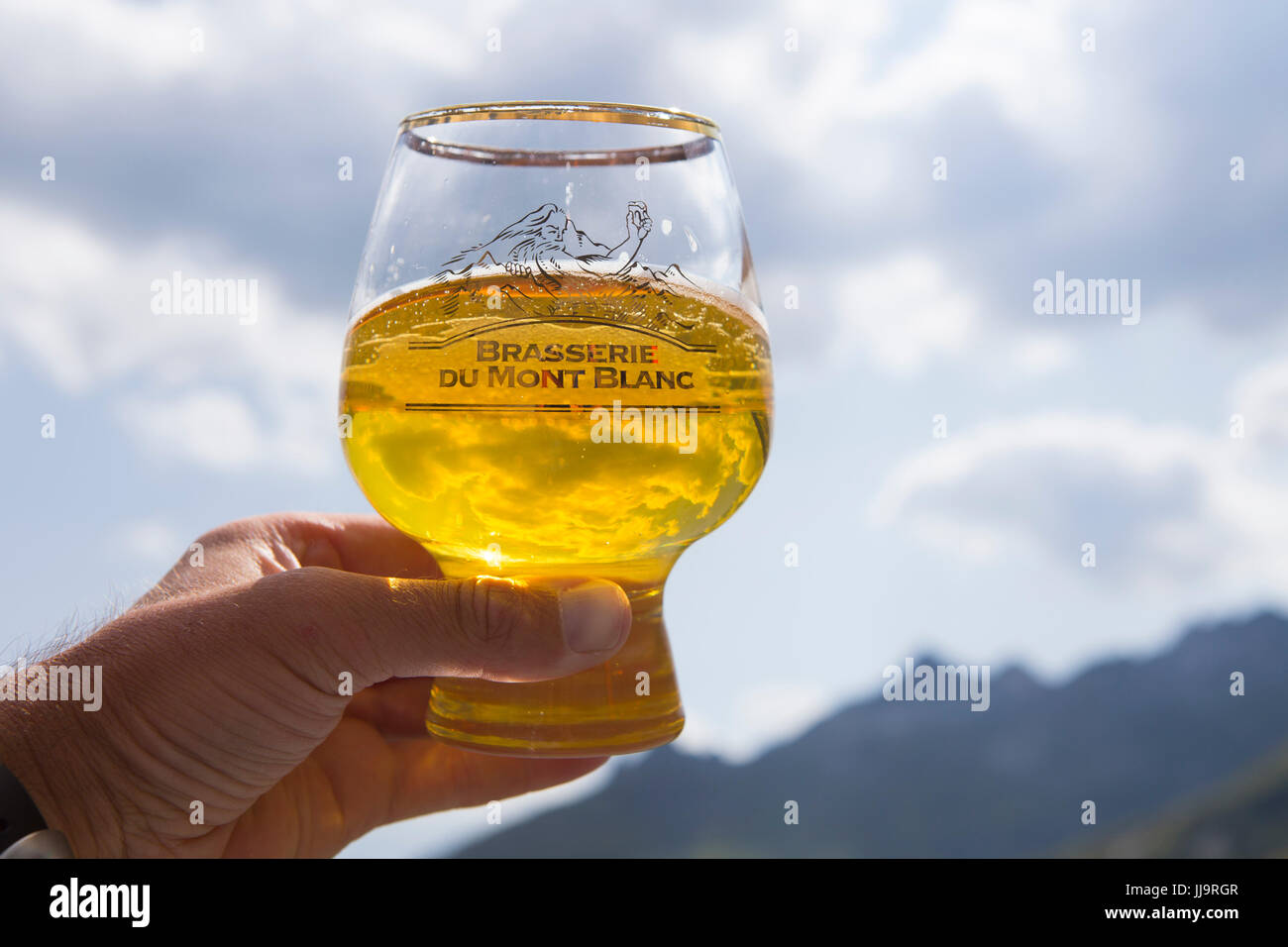 Un verre de bière artisanale (Biere du Mont Blanc) en attente pour le ciel. C'est à la fin du tour du Mont Blanc, un classique trekking autour du sommet le plus élevé des Alpes, qui passe par la France, l'Italie et la Suisse. Banque D'Images