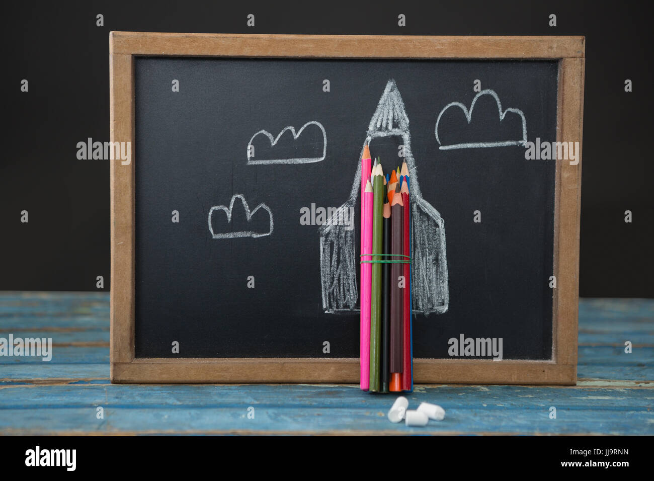 Close-up de photo sur ardoise avec des crayons de couleur sur le tableau Banque D'Images
