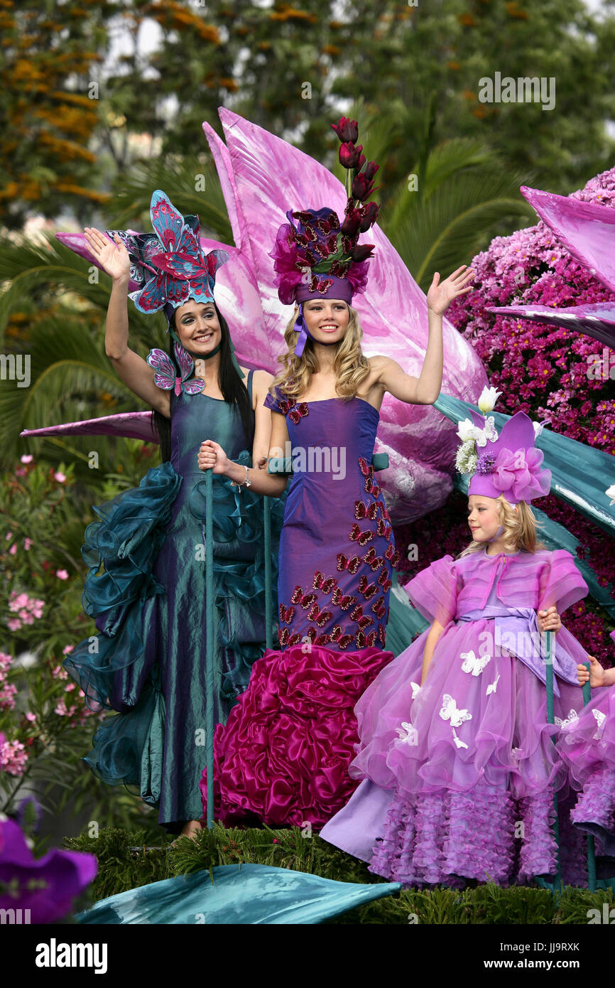 Les filles en fleurs Festival costumes posant sur un flotteur Floral du Madeira Flower Festival Parade, Funchal, Madeira, Portugal Banque D'Images
