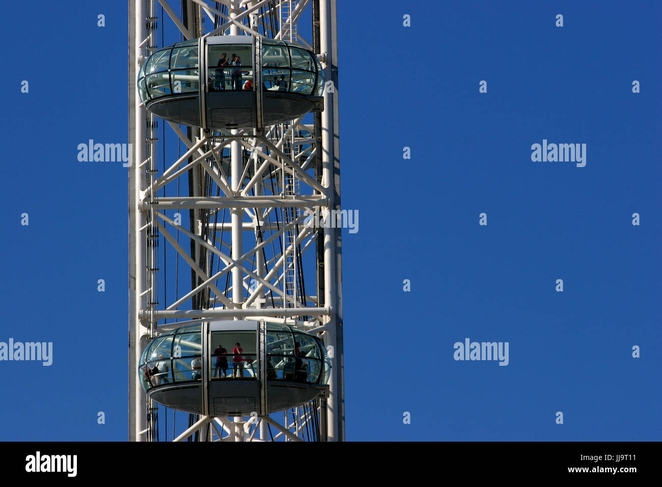 La grande roue London Eye contre ciel clair, London, England, UK Banque D'Images