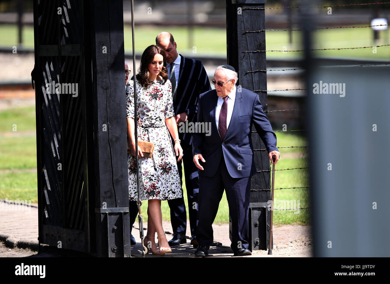 La duchesse de Cambridge avec un survivant Manfred Goldberg et le duc de Cambridge avec un survivant Zigi expéditeur lors d'une visite l'ancien camp de concentration de l'Allemagne nazie, Stutthof, le deuxième jour de leurs cinq jours tour de Pologne et l'Allemagne. Banque D'Images