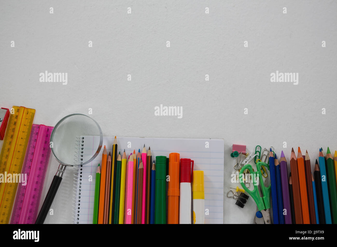 Close-up de diverses fournitures scolaires organisés sur fond blanc Banque D'Images