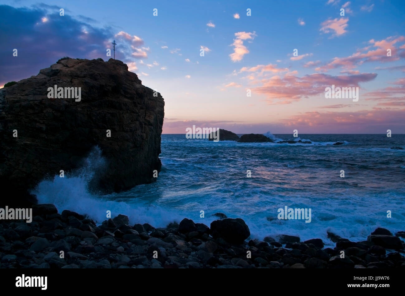 Gros rocher avec des vagues pendant le coucher du soleil à Ténérife Banque D'Images