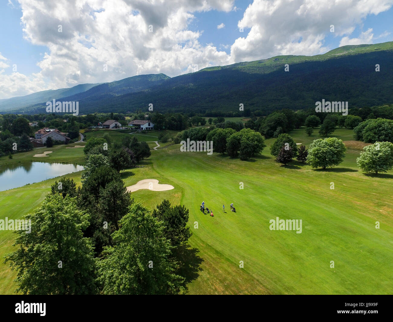 Groupe De Personnes Sur Golf Avec étang Et Arbres Sur Une