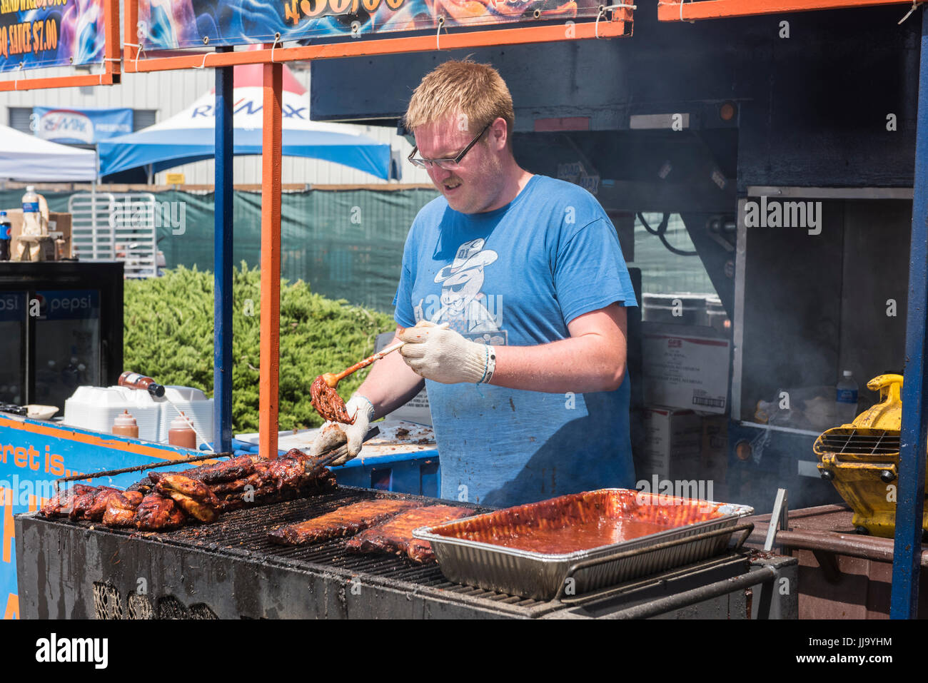 Côtes de vendeurs d'aliments sur le barbecue extérieur. Banque D'Images