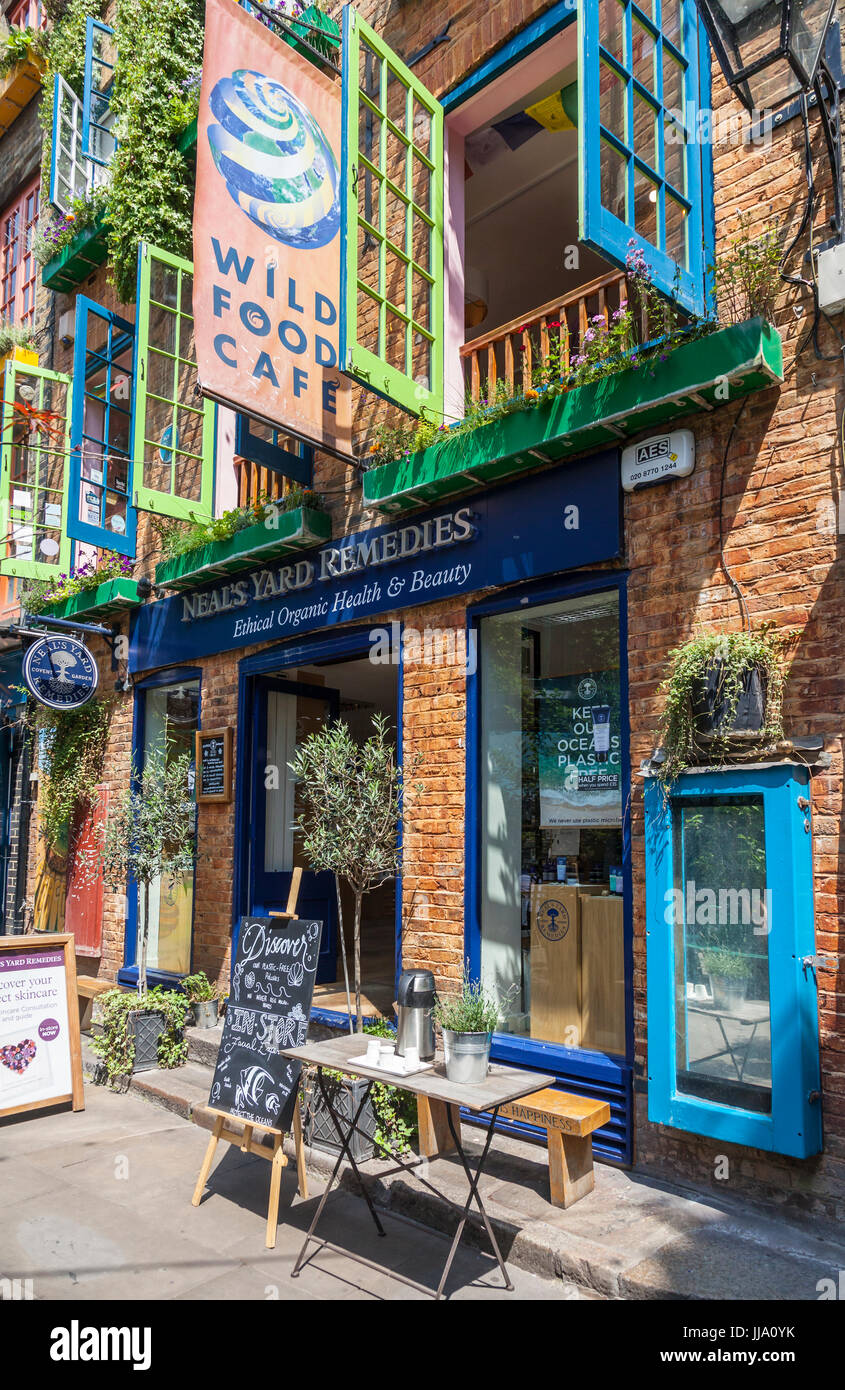 Neal's Yard, une "Santé et beauté bio éthique des affaires avec des aliments sauvages Cafe, un café bio végétarienne à Neal's Yard, Seven Dials, Lon Banque D'Images