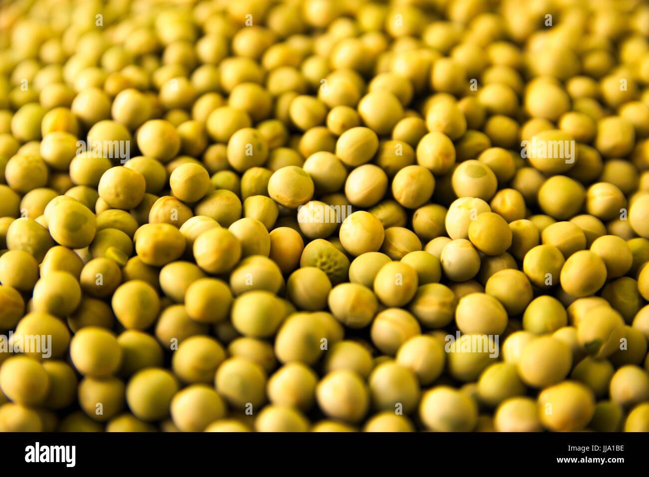 Pois verts frais sur l'affichage à un marché de producteurs à proximité. Végétalien Premières traditionnelle source de protéines ! Banque D'Images