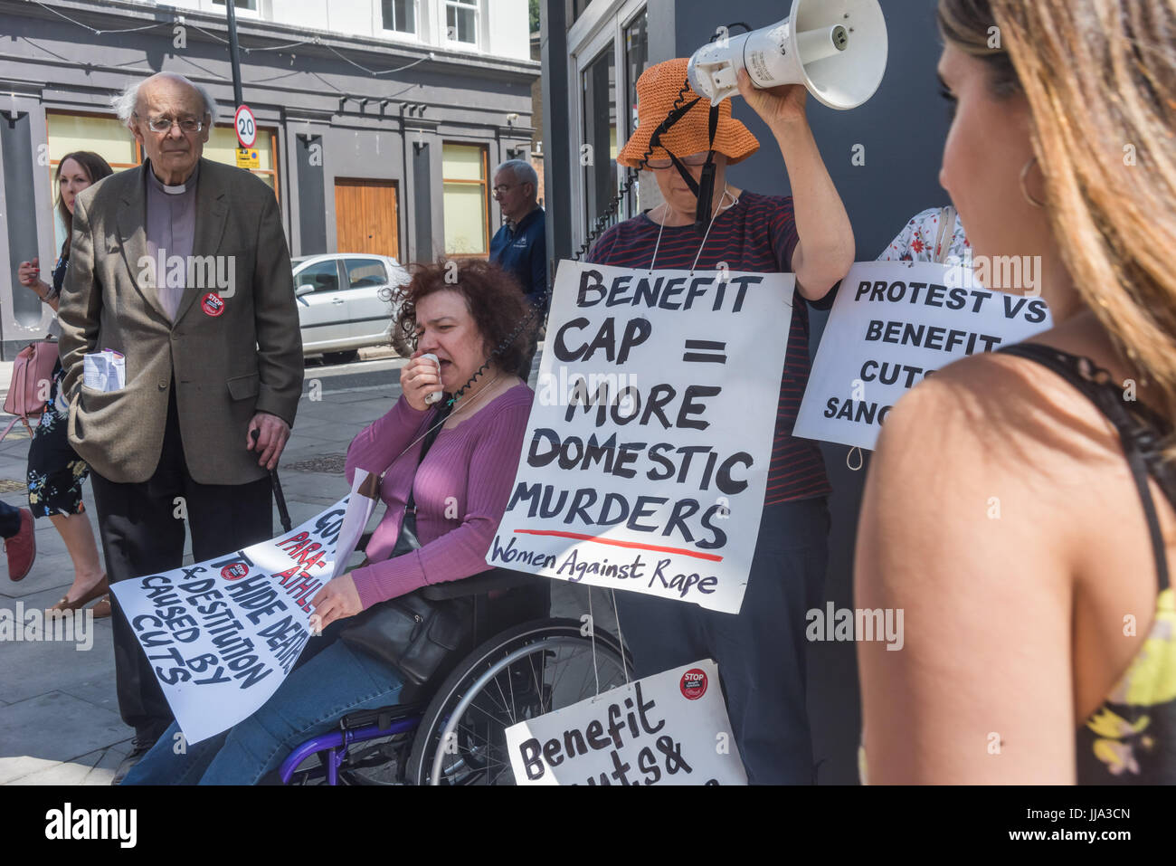 Londres, Royaume-Uni. 18 juillet 2017. Claire Glasman d Winvisible parle lors de la manifestation devant le Jobcentre Kentish Town par WinVisible, Unite, Camden communautaire Kilburn Chômeurs, Groupe d'autodéfense, les mères seules, l'élan de Camden, l'anglais collectif de prostituées, toutes les femmes du groupe africain, et d'autres dans les personnes handicapées contre les coupures jour d'actions locales à travers le pays contre les effets des réductions des prestations et des réformes de la sécurité sociale sur les pauvres et en particulier sur la mobilité. Crédit : Peter Marshall/Alamy Live News Banque D'Images