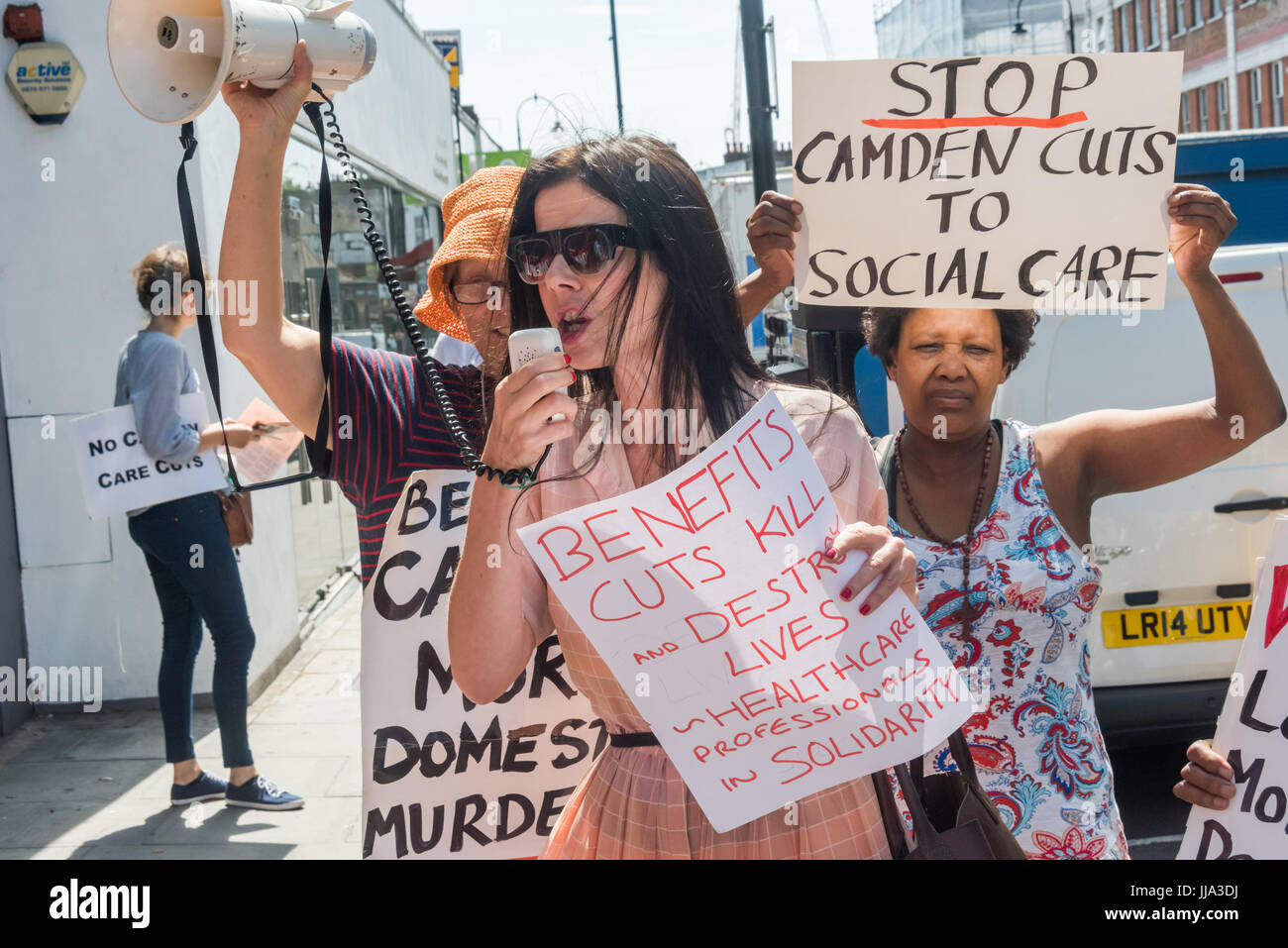 Londres, Royaume-Uni. 18 juillet 2017. Un professionnel de santé parle à l'appui de la manifestation devant le Jobcentre Kentish Town par WinVisible, Unite, Camden communautaire Kilburn Chômeurs, Groupe d'autodéfense, les mères seules, l'élan de Camden, l'anglais collectif de prostituées, toutes les femmes du groupe africain, et d'autres dans les personnes handicapées contre les coupures jour d'actions locales à travers le pays contre les effets des réductions des prestations et des réformes de la sécurité sociale sur les pauvres et en particulier sur la mobilité. Crédit : Peter Marshall/Alamy Live News Banque D'Images