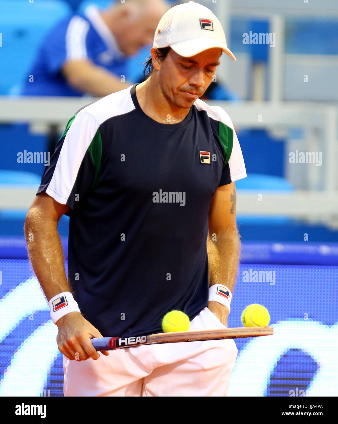 Umag, Croatie. Juil 18, 2017. Carlos Berlocq de l'Argentine les yeux les balles pendant le match de simple Berlocq v Roublev au 28e ATP Umag Croatie Plava laguna au tournoi à la Goran Ivanisevic, stade ATP le 18 juillet 2017 à Umag. Credit : Andrea Spinelli/Alamy Live News Banque D'Images