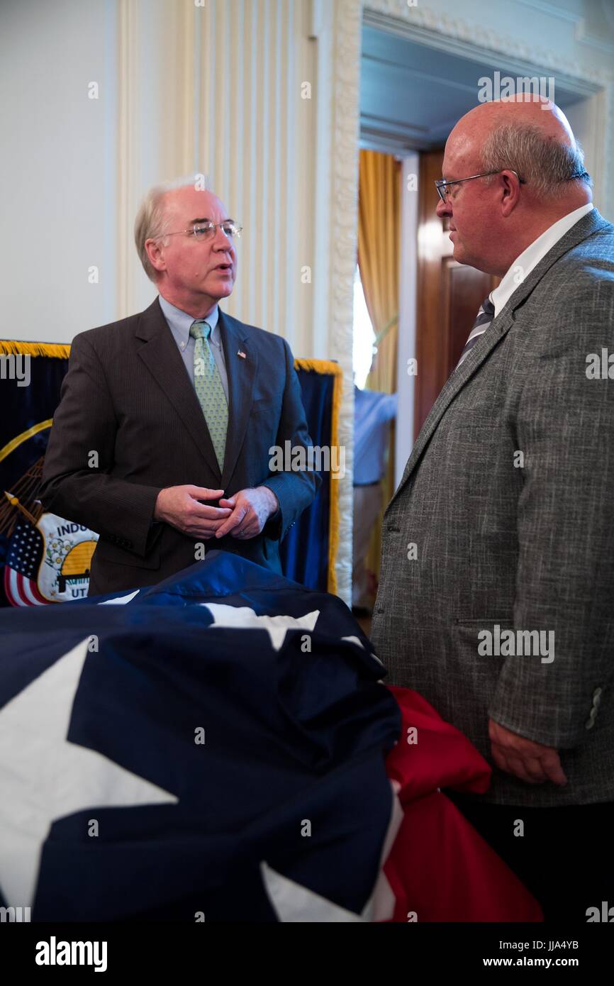 Washington, États-Unis d'Amérique. 18 juillet, 2017. Secrétaire HHS États-unis Tom Price, gauche, discute avec un fabricant au cours d'une présentation du produit fabriqué en Amérique avec les éléments créés dans chacun des 50 États de la East Room de la Maison Blanche le 17 juillet 2017 à Washington, DC. Credit : Planetpix/Alamy Live News Banque D'Images