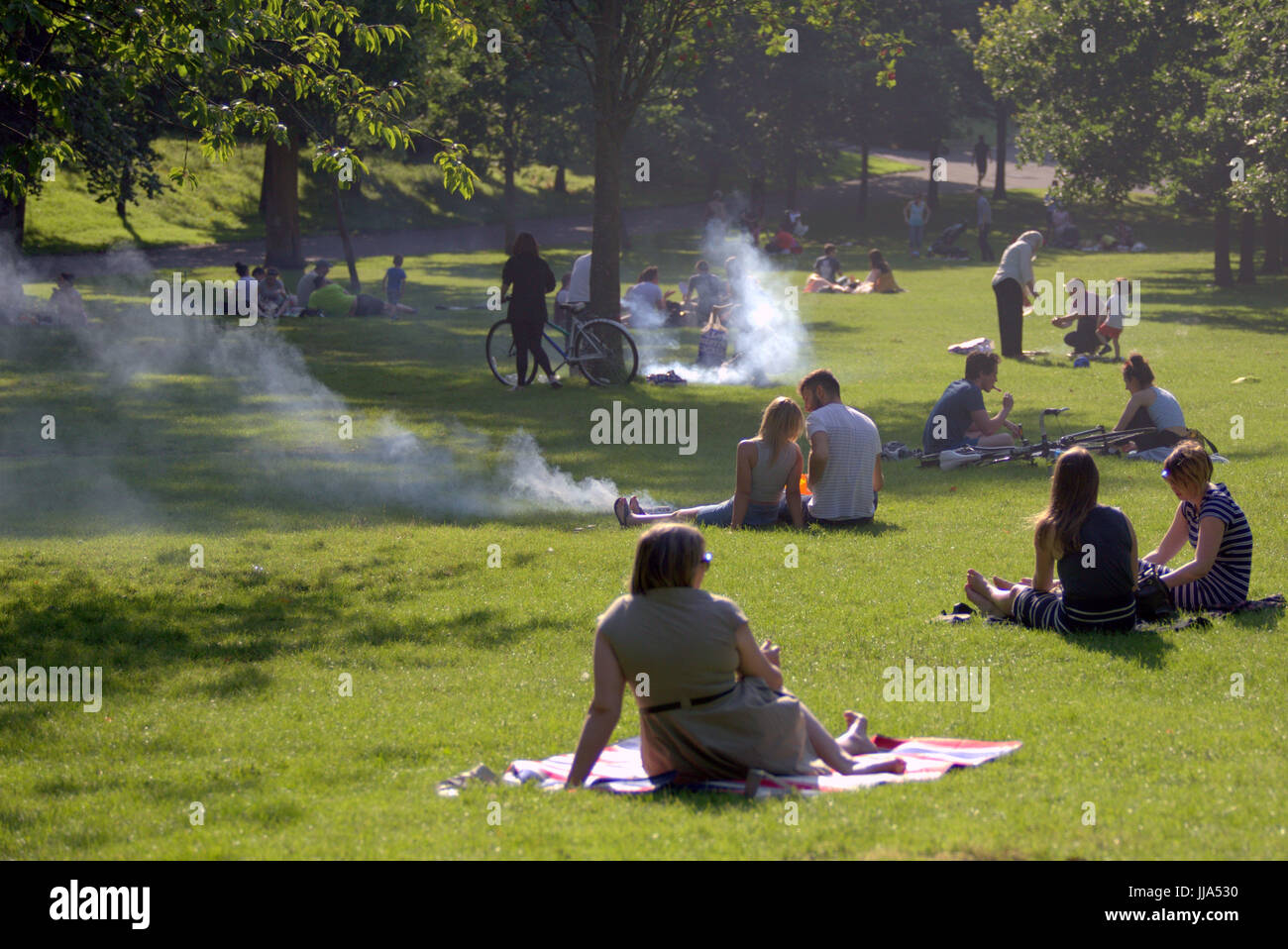 Glasgow, Ecosse, Royaume-Uni. 18 juillet, 2017. En été, les retours et les gens apprécient l'été dans la ville, comme l'Écosse Kelvingrove Park attire certains des UK torride Crédit météo Gérard Ferry/Alamy news Banque D'Images