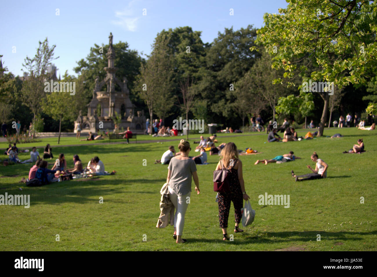 Glasgow, Ecosse, Royaume-Uni. 18 juillet, 2017. En été, les retours et les gens apprécient l'été dans la ville, comme l'Écosse Kelvingrove Park attire certains des UK torride Crédit météo Gérard Ferry/Alamy news Banque D'Images