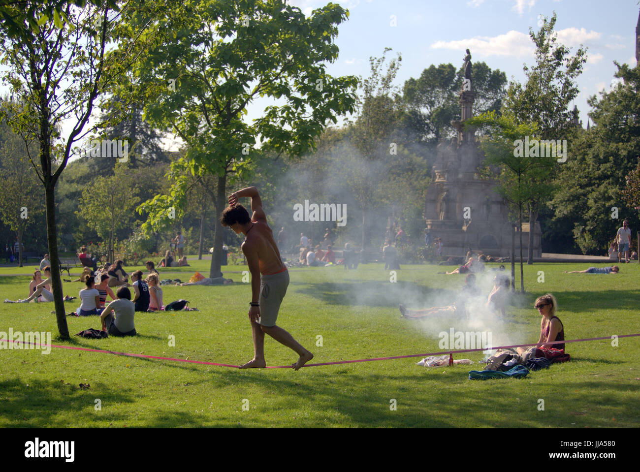 Glasgow, Ecosse, Royaume-Uni. 18 juillet, 2017. En été, les retours et les gens apprécient l'été dans la ville, comme l'Écosse Kelvingrove Park attire certains des UK torride Crédit météo Gérard Ferry/Alamy news Banque D'Images