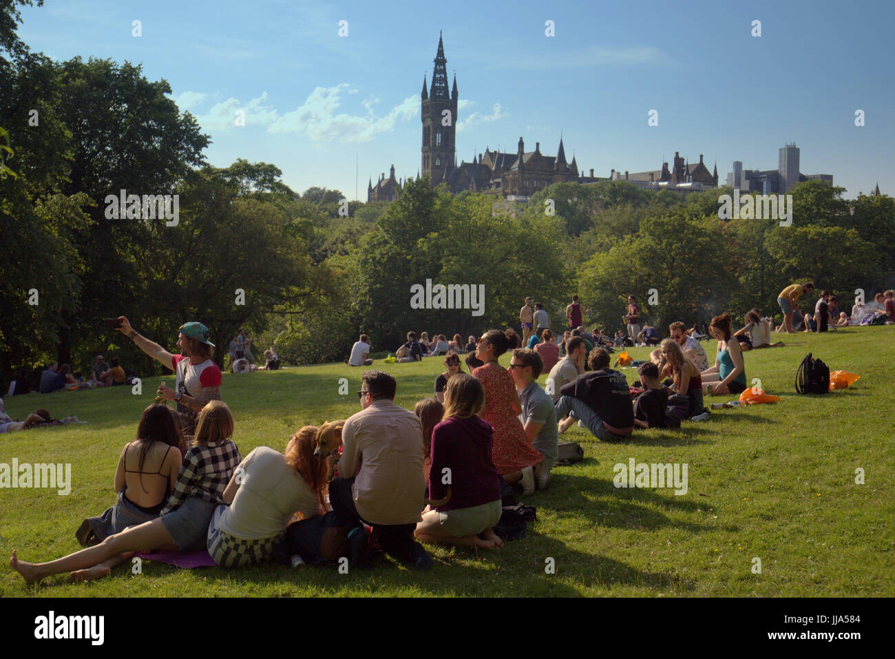 Glasgow, Ecosse, Royaume-Uni. 18 juillet, 2017. En été, les retours et les gens apprécient l'été dans la ville, comme l'Écosse Kelvingrove Park attire certains des UK torride Crédit météo Gérard Ferry/Alamy news Banque D'Images