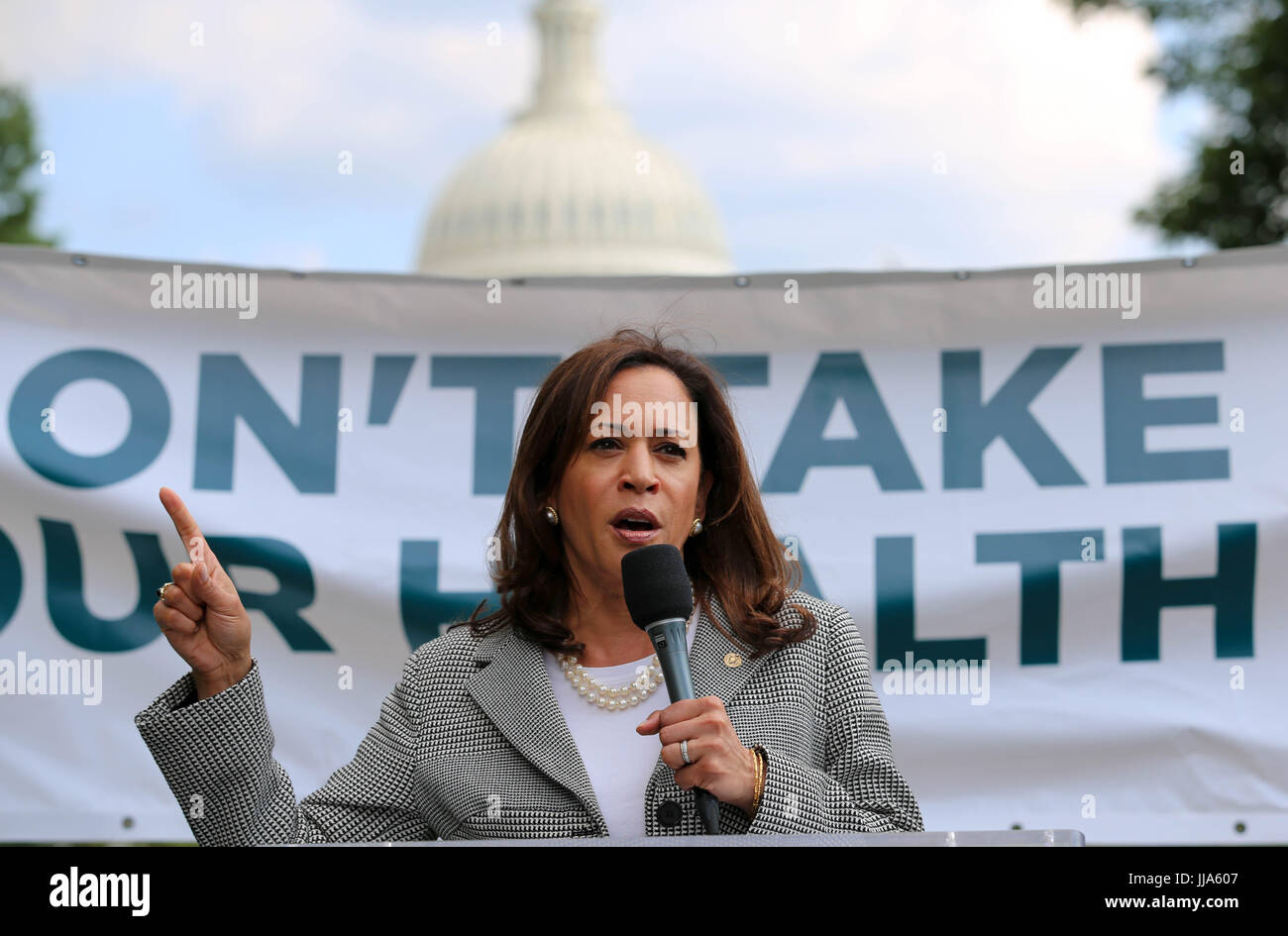 Washington DC, USA. 17 juillet, 2017. Le sénateur américain de Californie Kamala Harris se joint à ses collègues sénateurs démocrates lors d'un 'Save notre rassemblement des soins à l'extérieur de la capitale américaine, le 17 juillet 2017 à Washington, DC. Credit : Planetpix/Alamy Live News Banque D'Images