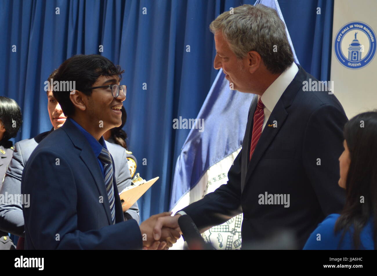 Le maire Bill De Blasio a rencontré les résidents de Queens au cours de foire des ressources dans le cadre de mairie de votre arrondissement dans le Queens le 18 juillet 2017. Banque D'Images