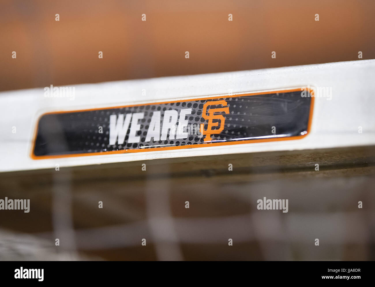 Dix manches. 18 juillet, 2017. Une base supplémentaire se trouve par la pirogue, lors d'un match de baseball MLB entre les Indians de Cleveland et les Giants de San Francisco à AT&T Park à San Francisco, Californie. Les Giants ont remporté 2-1 en dix manches. Valerie Shoaps/CSM/Alamy Live News Banque D'Images