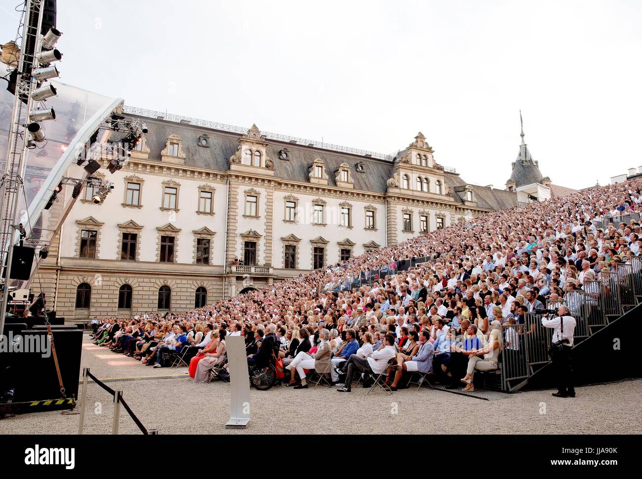 Regensburg, Allemagne. 18 juillet, 2017. public au Château de Saint Emmeram à Ratisbonne, le 18 juillet 2017, participation à l'Schlossfestspiele au Château Photo : Albert Nieboer/Pays-Bas/Point de vue - PAS DE SERVICE DE FIL - Photo : Albert Nieboer/Royal Press Europe/PRE/dpa/Alamy Live News Banque D'Images