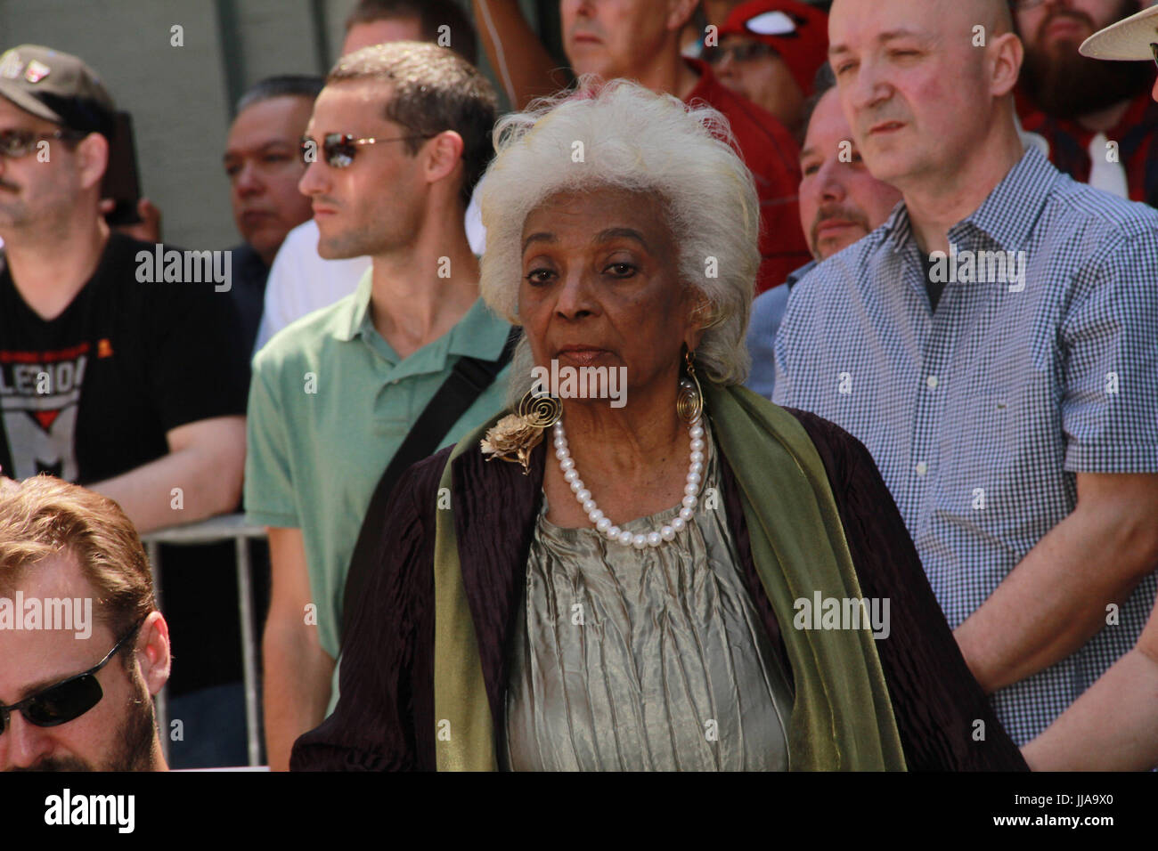 Los Angeles, USA. 18 juillet, 2017. Nichelle Nichols 07/18/2017 Stan Lee, de part et d'empreinte écologique cérémonie à la TCL Chinese Theatre de Los Angeles, CA Photo : Cronos/Hollywood News/Alamy Live News Banque D'Images