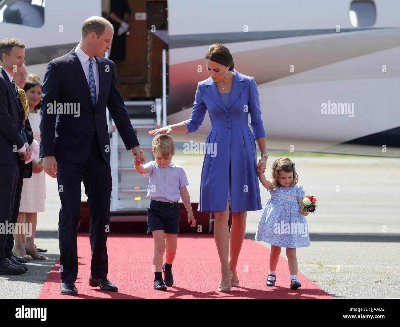 Berlin, Allemagne. 19 juillet, 2017. Le Prince William, sa femme Kate et leurs enfants Prince George et la Princesse Charlotte arrivent à l'aéroport de Tegel à Berlin, Allemagne, 19 juillet 2017. Photo : Kay Nietfeld/dpa/Alamy Live News Banque D'Images