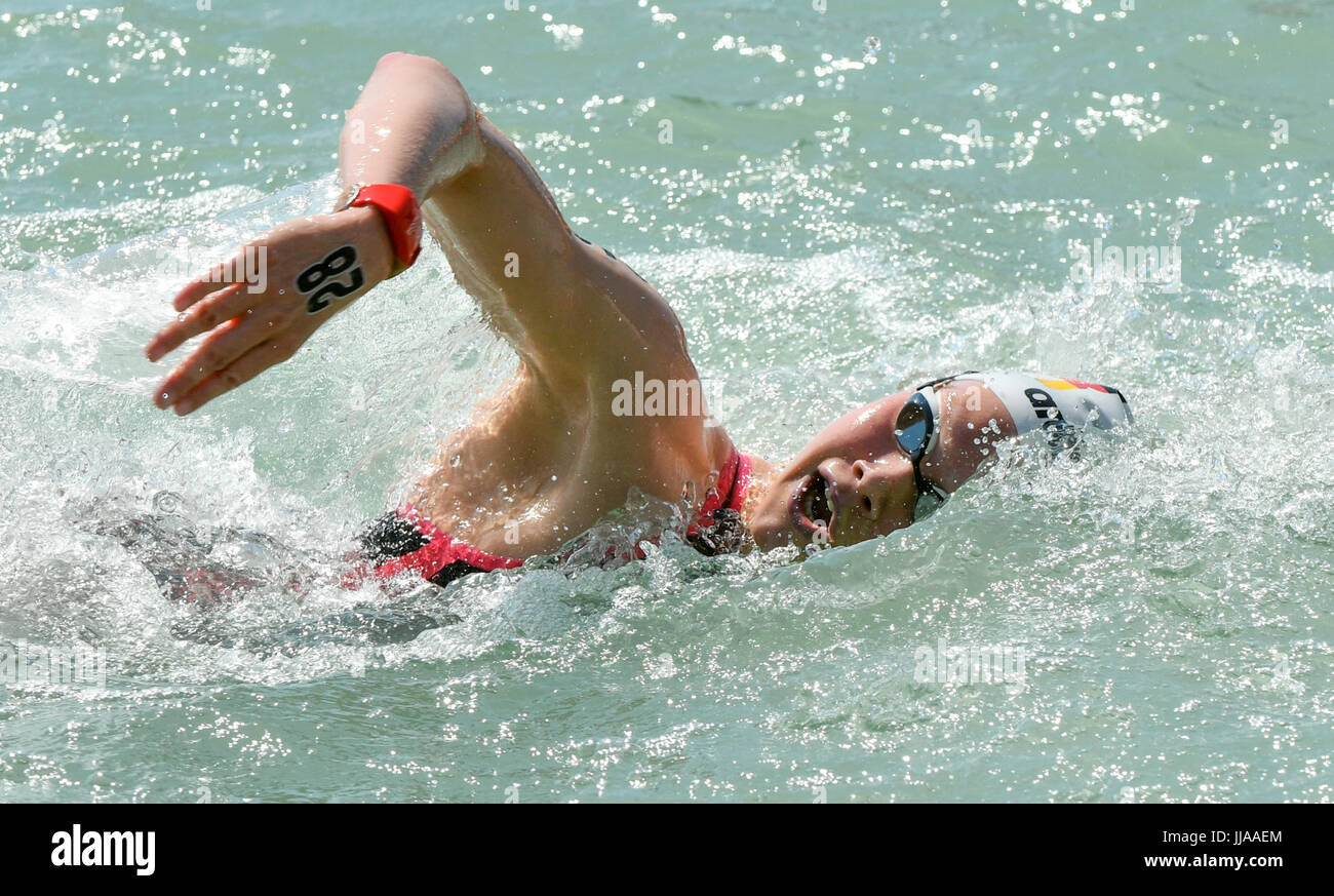 Balatonfured, en Hongrie. 19 juillet, 2017. Finnia Wunram d'Allemagne en compétition dans le women's 5 km eau libre à la concurrence du monde de la FINA à Balatonfured, Hongrie, 19 juillet 2017. Photo : Axel Heimken/dpa/Alamy Live News Banque D'Images